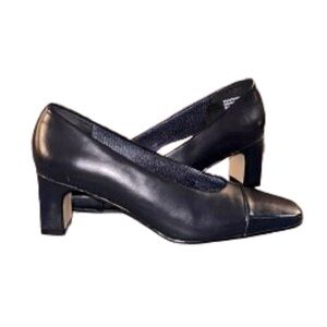 Highlights Ladies size 5 navy pumps NIB
